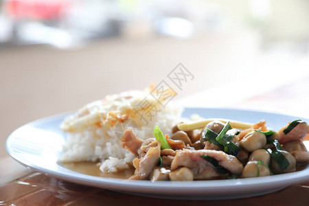 猪肉和大米加炸鸡蛋泰国食物图片