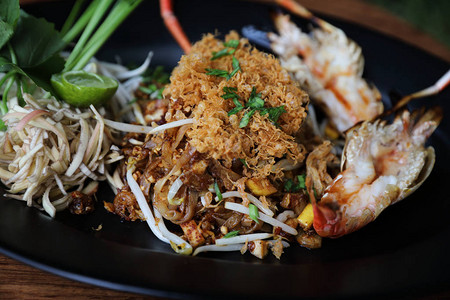 虾垫泰面上面有虾泰国菜图片