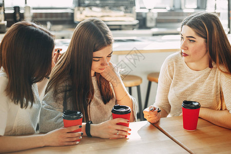 妇女安抚他们心烦意乱的朋友两个女人安慰哭泣的女孩友谊帮助支持图片