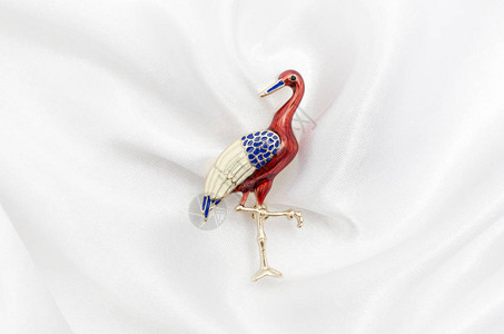 丝绸上饰鸟鹭珐琅胸针图片