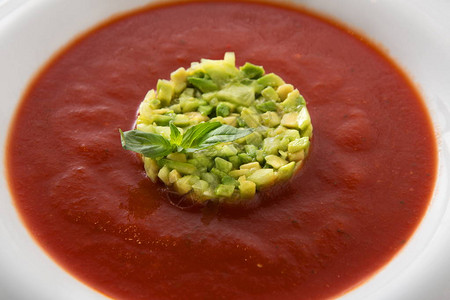 美味可口的冷番茄汤加松饼加鳄梨酱端闭了西班牙传统红菜图片