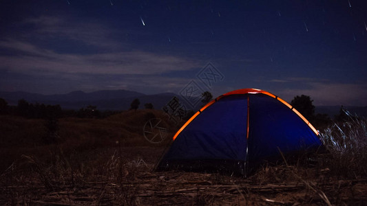 户外野营草高地山中夜星图片
