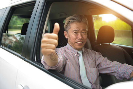 亚洲高级男驾驶竖起大拇指图片