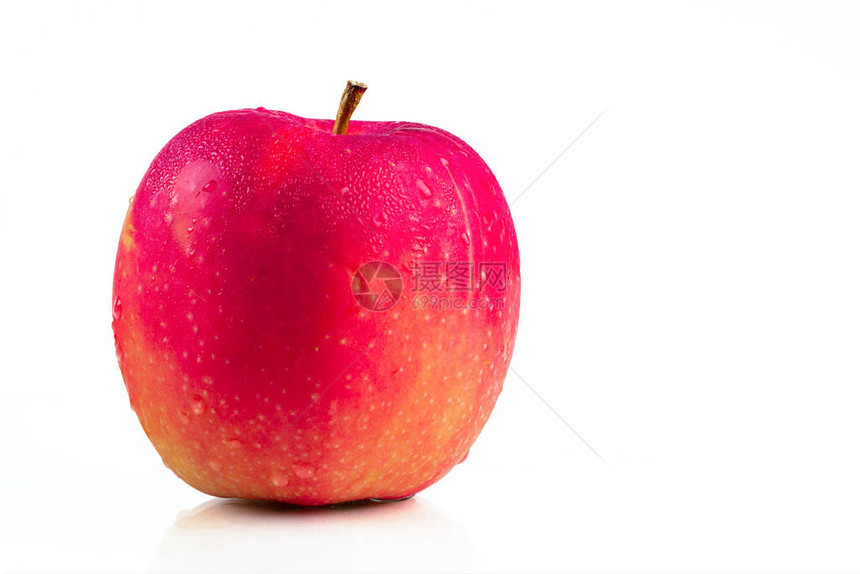 一个带水的红苹果滴在皮肤上图片