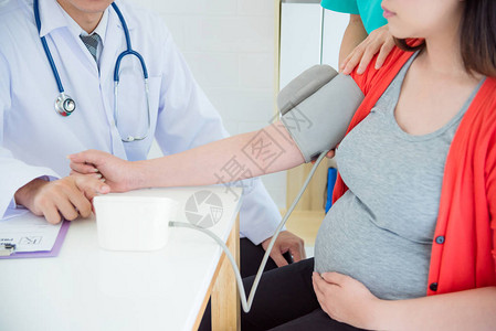 医生在医院检查怀孕血压图片