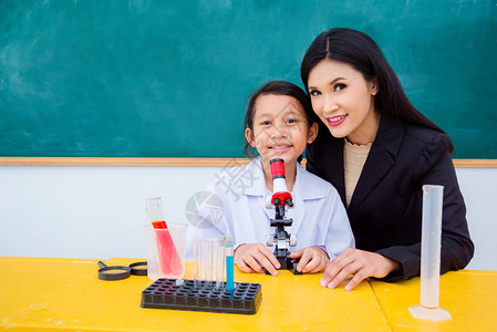 坐在教室上课的亚洲女学生和美丽的老图片