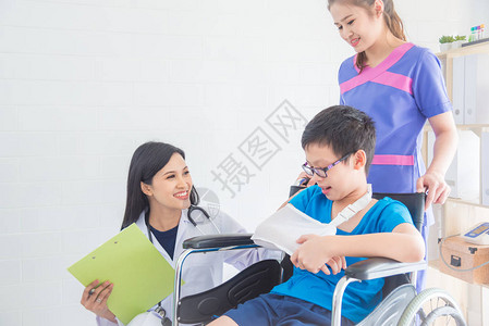 美丽的亚洲医生和护士照顾坐在轮椅上图片