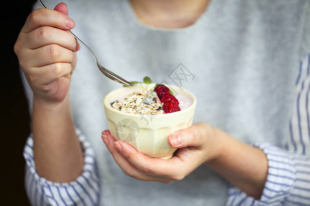 健康的早餐希腊酸奶面粉和草莓在碗里图片
