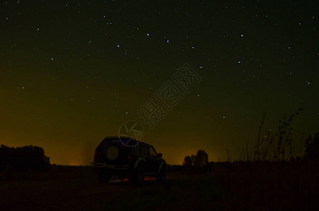 美丽的星空夜在田地和图片