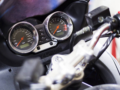 带车速表的摩托车控制面板前视图图片