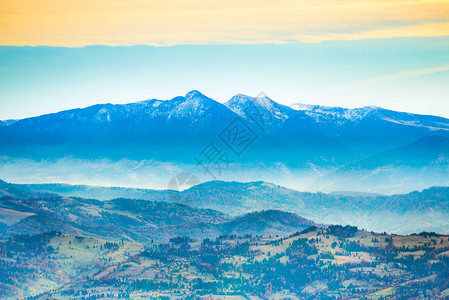 日落背景下的蓝山和丘陵景观图片