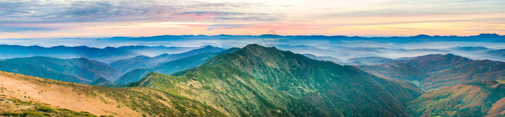 日落时的山景和蓝山全景图片