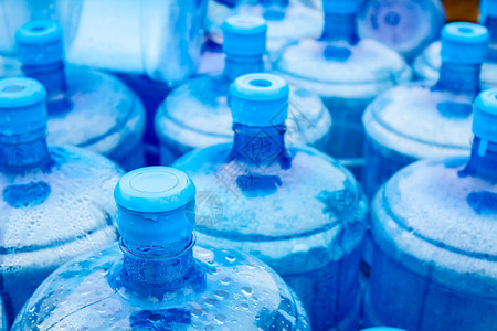 用于冷却器的大空塑料水瓶堆放在室外仓库图片