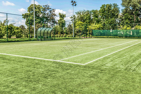 网球场在一个园林公园里在美图片