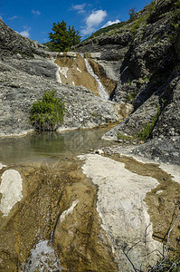 岩石间山河图片