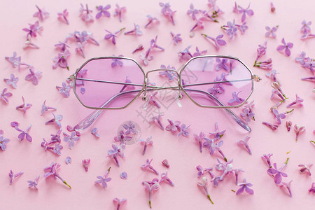 时尚的紫色波西米亚太阳镜背景图片
