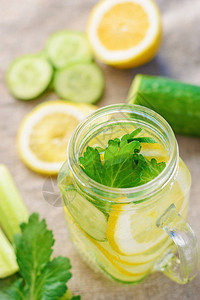 一杯排毒水配黄瓜柠檬和芹菜顶视图图片