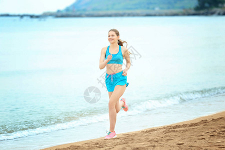 美丽的年轻女子在海边奔跑图片