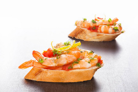肉虾零食和餐桌上的面包图片