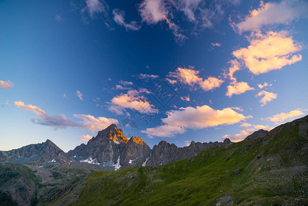 落基山峰山脊和山谷图片