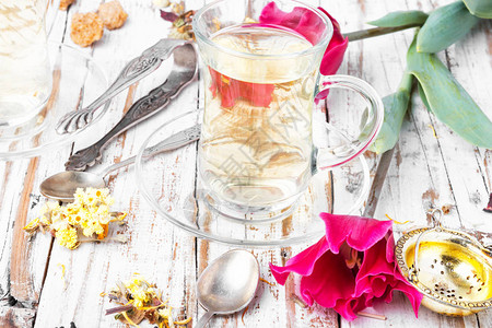 一杯香茶和春粉色郁金香图片