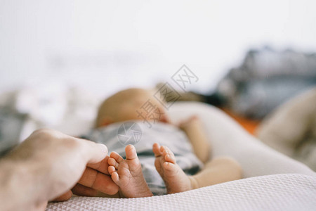 新生婴儿的脚躺在小可里图片