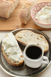 面包散落在软卷饼和咖啡上图片