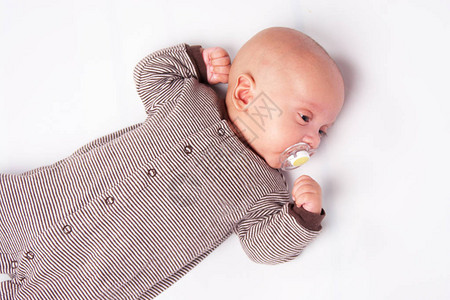 可爱男婴吸吮的肖像图片