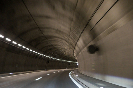 驾车穿越山间隧道图片