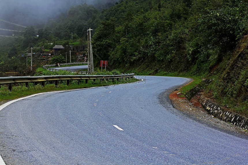 山坡上的道路曲线图片