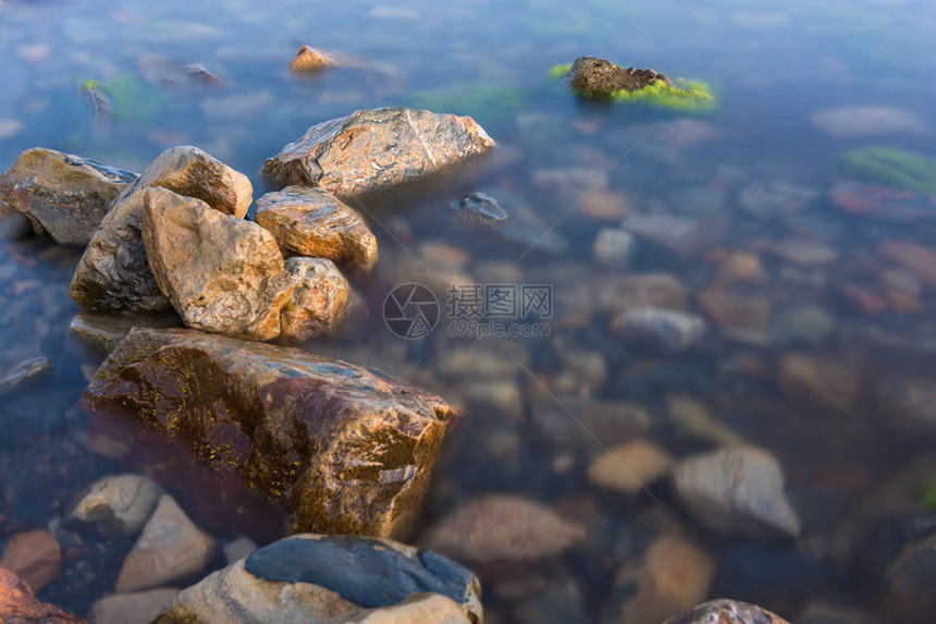 俄罗斯阿纳帕海岸和黑海水域的石块位于图片