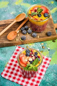 超级食品和新鲜水果早餐罐图片