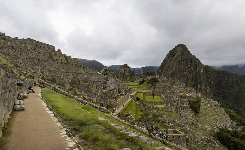 秘鲁马丘比古印加城堡遗迹中的身份不明的人每天有近2500名游客图片