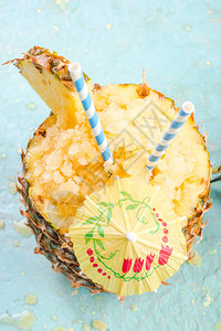 菠萝和热带夏季饮料里图片