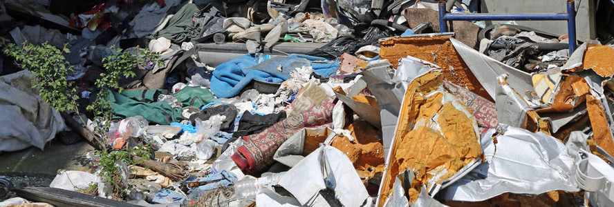 笨重的废弃垃圾的垃圾场图片
