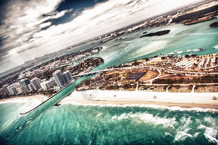 从直升机上看到迈阿密海滩岸线和Haull图片