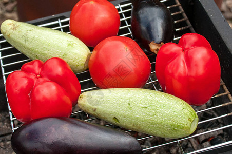生菜西红柿西葫芦和茄子在烤架上图片