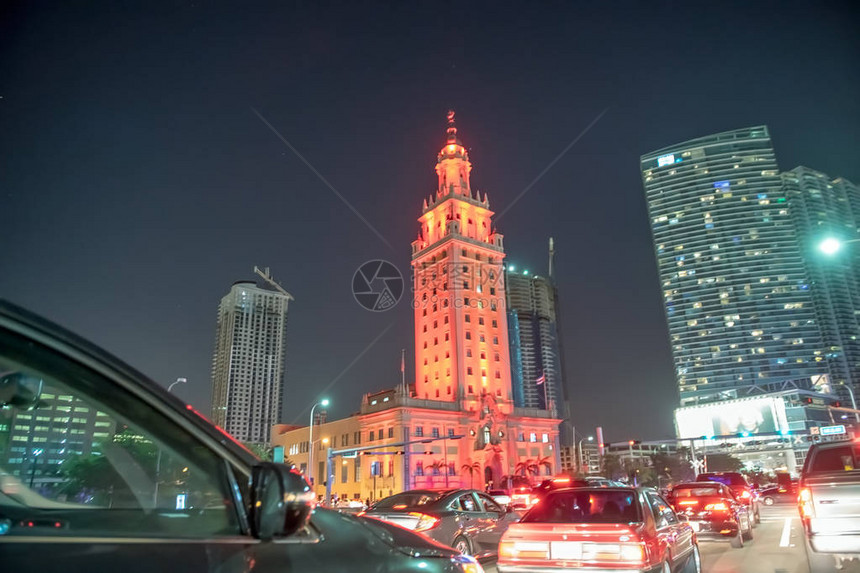 迈阿密市中心晚上的交通图片