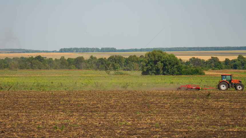 夏季农用拖拉机犁田图片