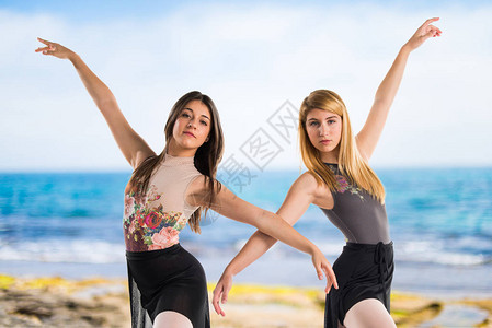 两个女孩跳芭蕾图片