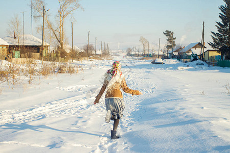 俄罗斯冬季的乐趣女孩在冬天绕着图片