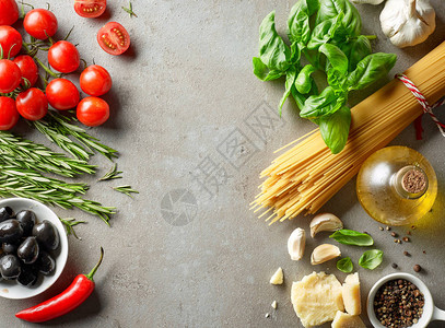 灰色厨房餐桌顶视图上的意大利图片