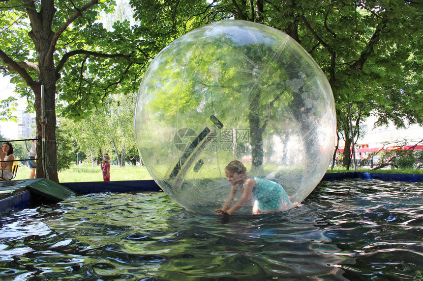 小女孩在透明的球场里玩游戏小孩在水上玩图片