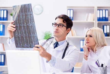 两名医生检查病人X光照片图片