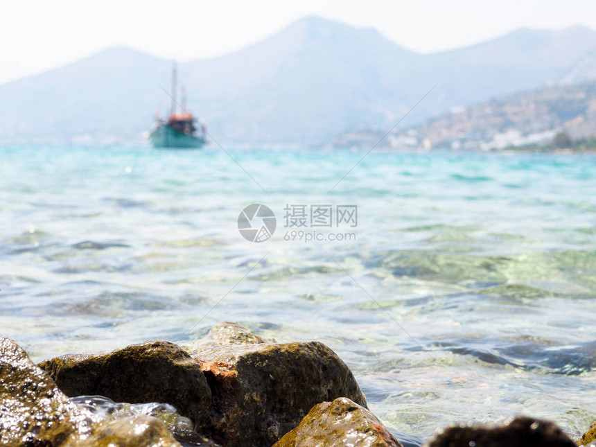 帆船在湖上海中清蓝的图片