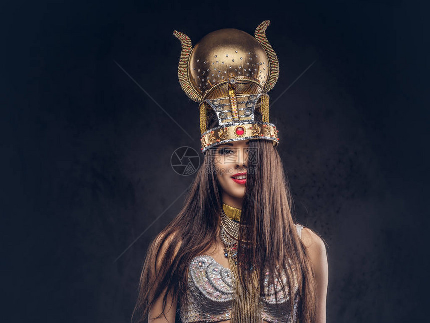穿着古老法服装的傲慢的埃及女王的肖像图片