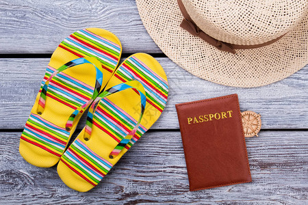 海滩平躺着护照旅行和海滩概念拖鞋护照和草帽灰色图片