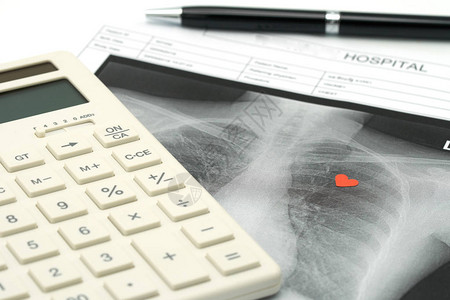 红纸心脏和白色计算器与肺x射线使用作为背景医疗保健概念和医学概念与复图片