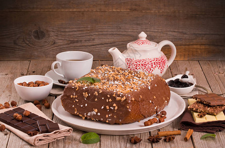 白色盘子上的巧克力榛子蛋糕图片