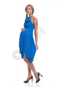 穿着白底蓝裙子的彩虹草裙美丽的苗条孕妇模特儿穿白色衣背景图片